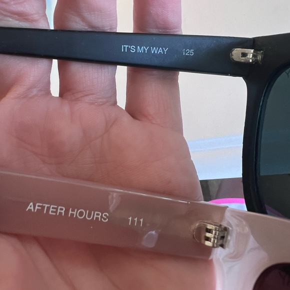 Two pairs Quay sunglasses pink and black - Picture 4 of 5